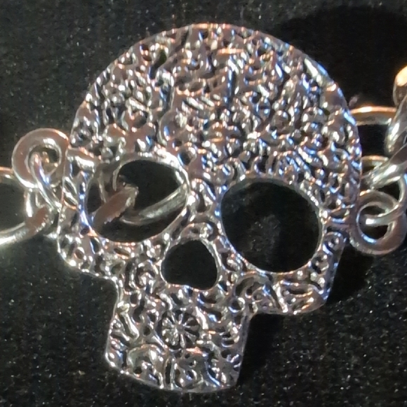 8 inch Silver Skull Bracelet with 2 inch extension - Picture 4 of 4